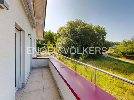 Vom Balkon aus schweift der Blick über weitläufige Wiesen und Felder