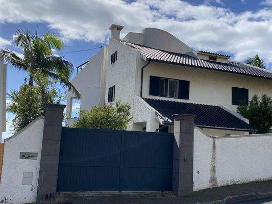 Nord Ansicht mit automatischen Zufahrtstor