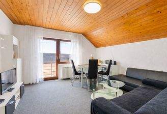 Helles Wohnzimmer + Balkon