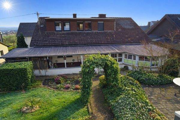 Sonniger Garten bei einem Hinterhaus