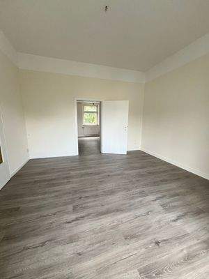 Helles Wohnzimmer mit Tür