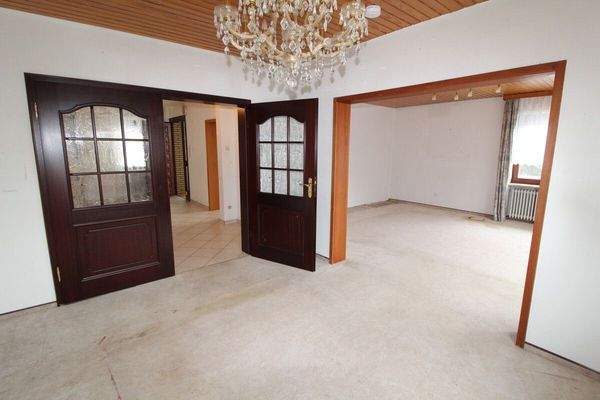 7 - Esszimmer mit Durchgang zum Wohnzimmer