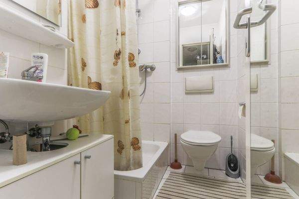 Duschbad mit Einbauschrank