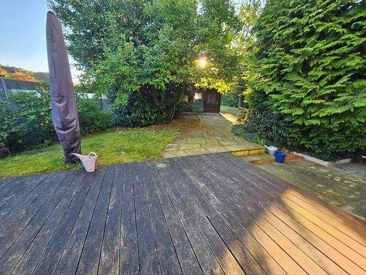 Terrasse mit Blick in den Garten