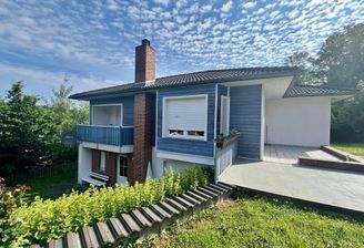 Hausansicht mit Terrasse