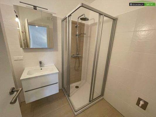 neu saniertes Badezimmer mit Dusche