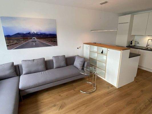 Wohnzimmer mit großem Sofa