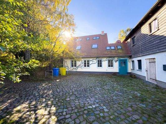 Traditionelles Kopfsteinpflaster vor dem Haus