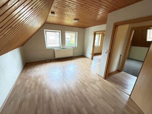 großes Zimmer im Dachgeschoss mit weiterem Zimmer daneben, z.B. Ankleide oder Büro