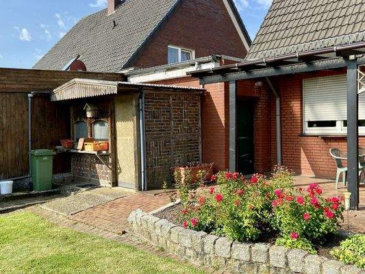 überdachte Terrasse und Geräteschuppen