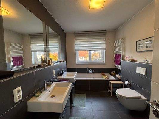 Hauptbad mit Wanne und Dusche