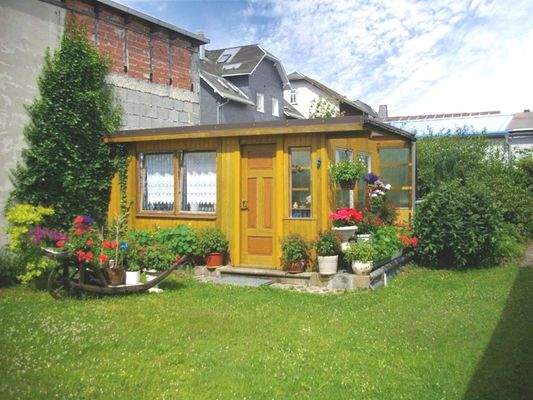 Blick in den Garten mit überdachtem Freisitz