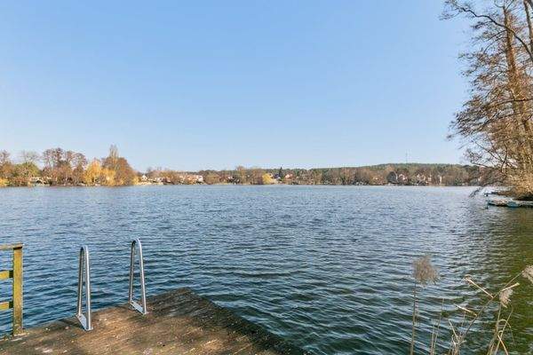 Badesteg mit Blick auf Motzen