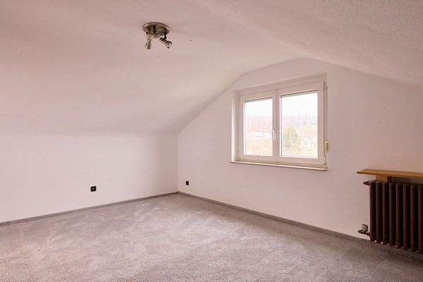 Blick in das Zimmer im Dachgeschoss