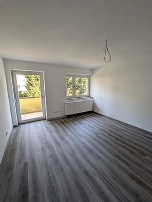 Wohnzimmer mit Zugang zum Balkon