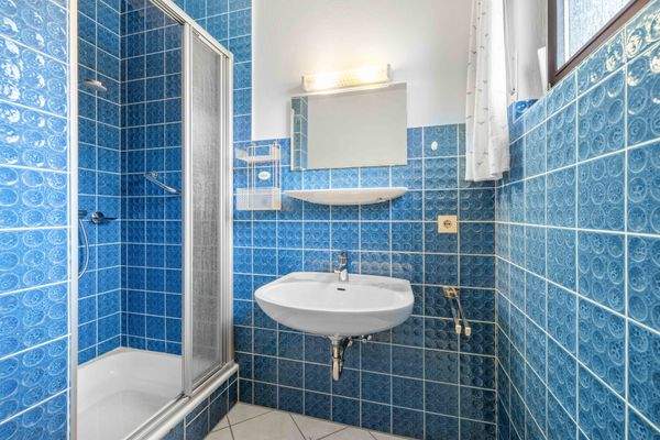 Badezimmer mit Dusche