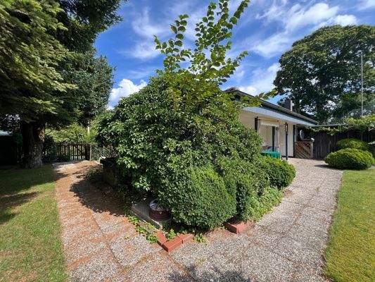 Blickwinkel Gartenzugang und Terrasse