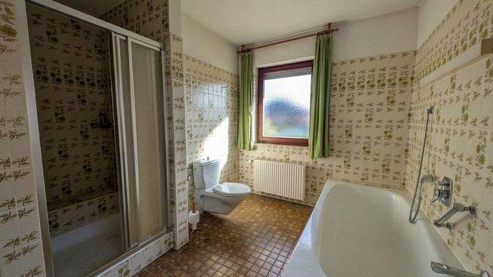 Dusch- und Wannenbad im EG