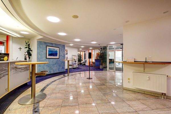 Großer Empfangs- und Beratungsbereich