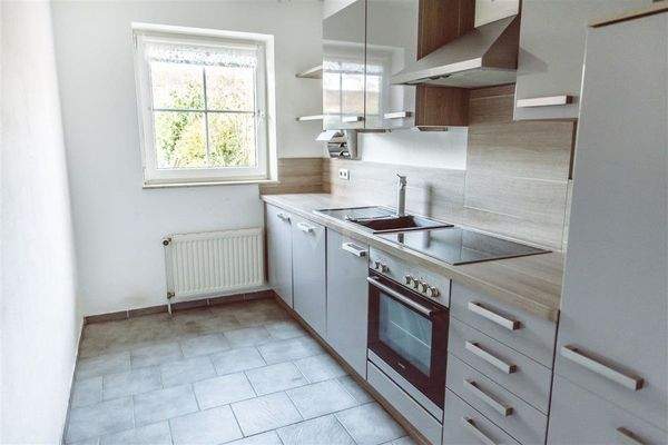 Funktionale, moderne Küche mit Backofen