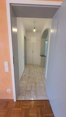 Blick Wohnzimmer zum Flur