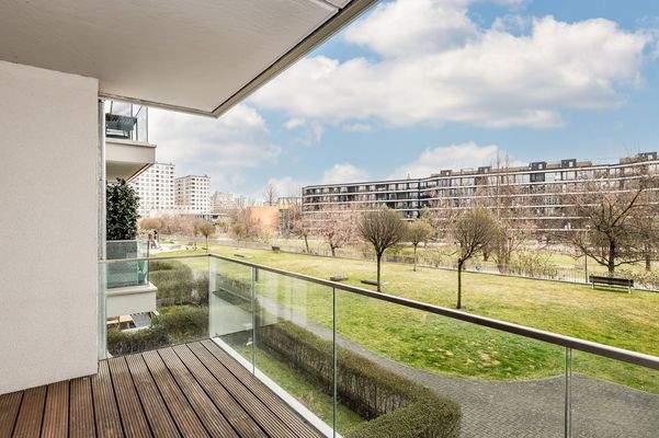 Balkon mit Blick auf den Park
