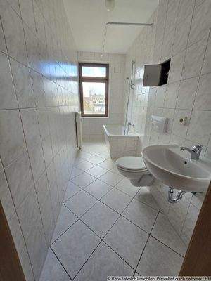 Bad mit Wanne und Fenster