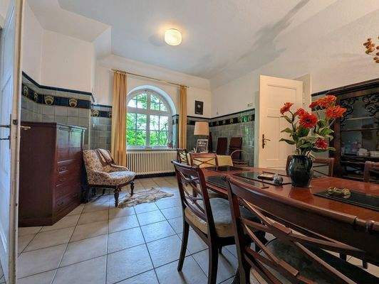 Esszimmer EG mit denkmalgeschützten Wandfliesen