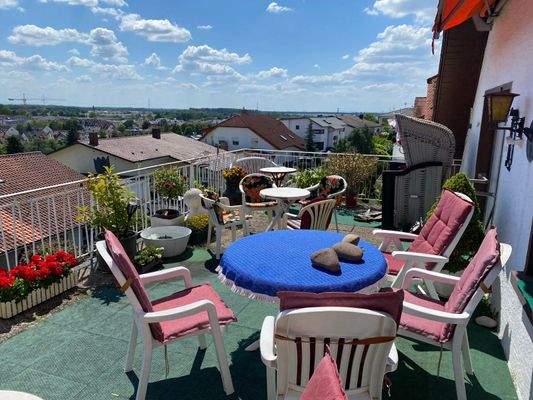 Terrasse mit Tischen und Stühlen nach Westen