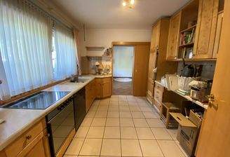 5) Erdgeschoss: Großzügig gestaltete Küche. Zweifachverglasung.