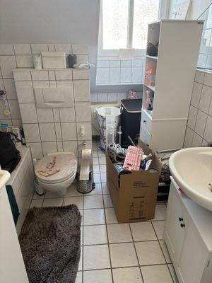 Badezimmer mit WC und Schrank