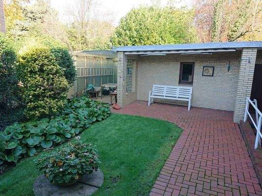 Seitenansicht auf die Garage