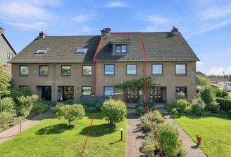 Blick auf das Reihenmittelhaus und den Vorgarten