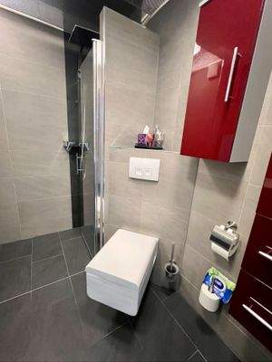 Badezimmer mit ebenerdiger Dusche