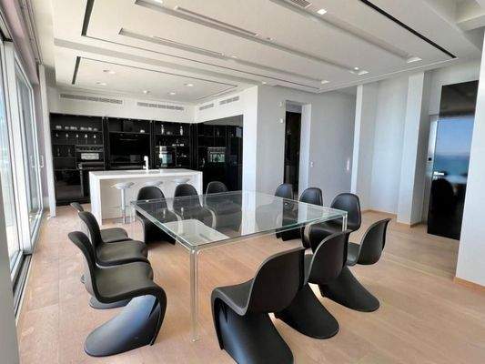 Einzigartige Villa am Meer mit Innenpool, Gärten und Gästehaus