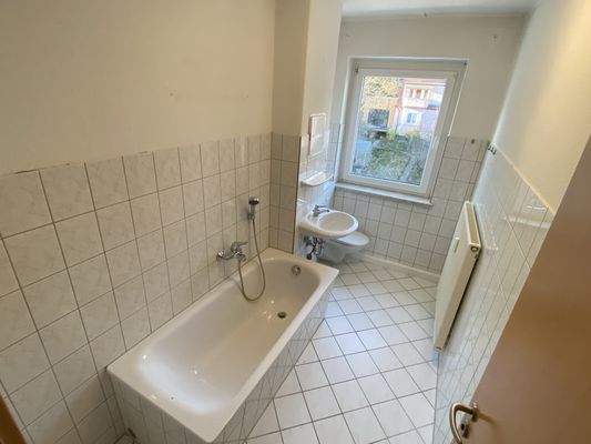 Bad mit Badewanne und Fenster