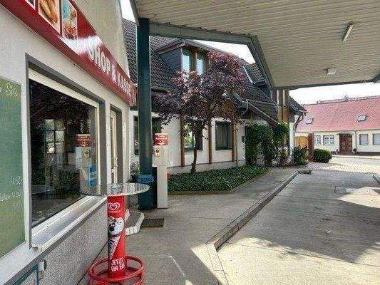 Gesamtansicht mit Tankstelle
