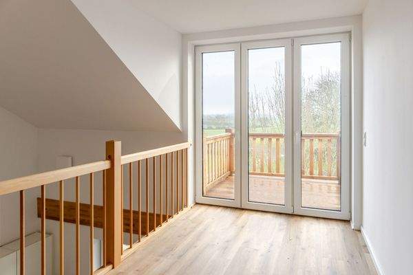 Galerie im Dachgeschoss mit Blick auf den Balkon