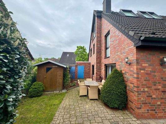 Seite aussen Blick zur Garage