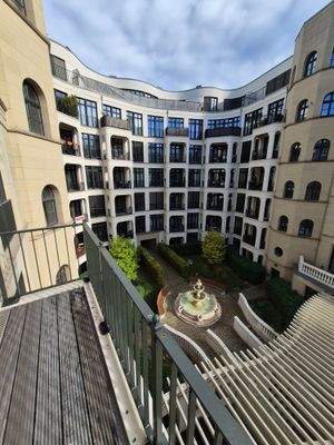 02 Blick vom Balkon Innenhof