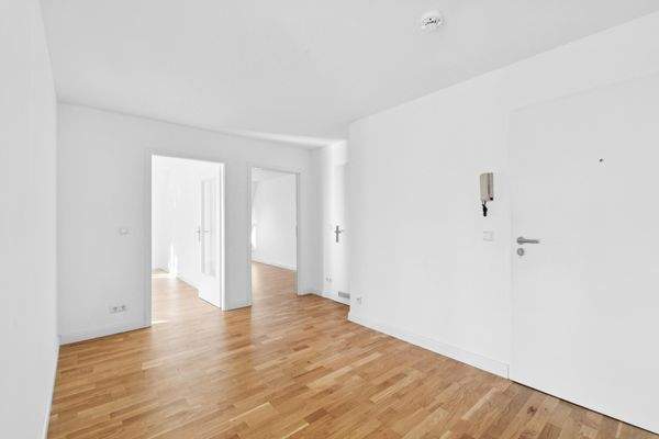 geräumiger Flur mit Kammer