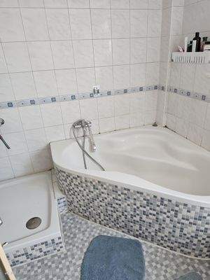 Tageslichtbad mit Eckbadewanne und Dusche