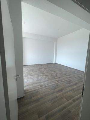 Blick vom Flur zum Wohnbereich