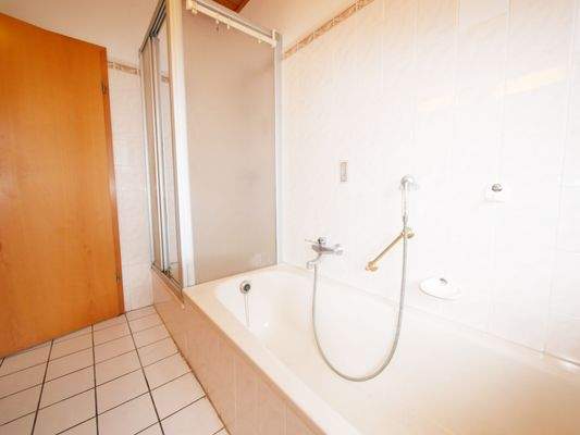 EG Bad mit Wanne und Dusche 