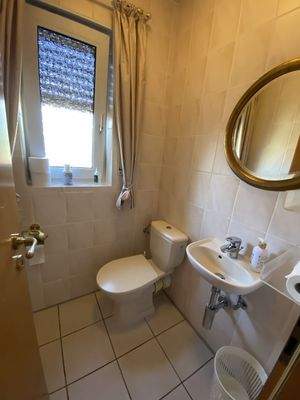 10) Das Gäste-WC zur Zeit- mit Fenster !