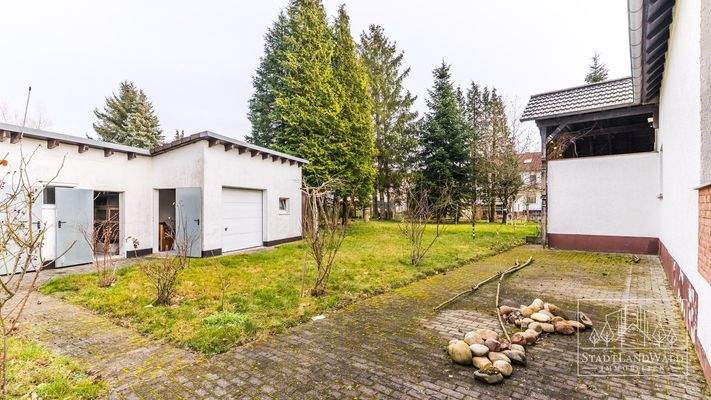 Garten mit Nebengebäude