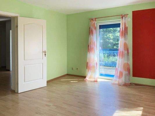 mit Zugang zum Balkon