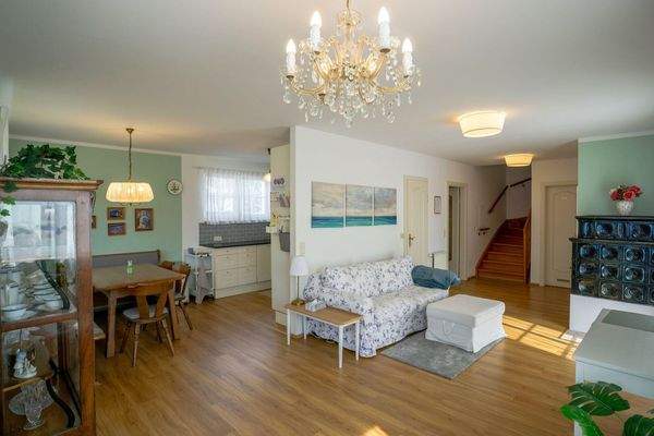 gesamter Wohn-Essbereich Richtung offene Küche