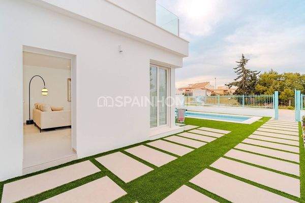 3-Bedroom Villas with Pools and Parking in Los Alcázares Murcia