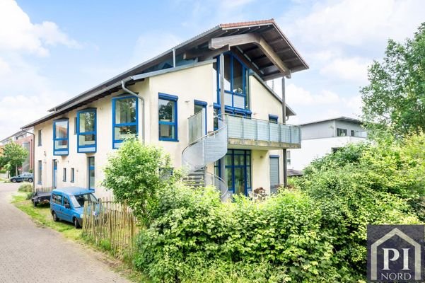 Hintere Hausansicht mit Balkon und Terrasse